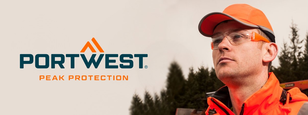 Un hombre con ropa de trabajo naranja y una gorra naranja lleva gafas de seguridad y mira hacia arriba. A su izquierda está el logotipo "Portwest Peak Protection" sobre un fondo claro con árboles de color verde oscuro al fondo.