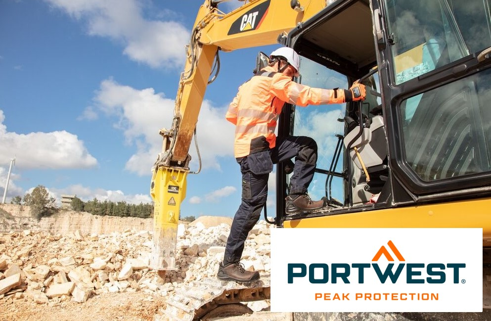 Un trabajador con ropa protectora naranja y casco blanco sube a la cabina de una excavadora amarilla en una obra. Al fondo se ve un cielo azul claro y una cantera. En la parte inferior derecha de la imagen se encuentra el logotipo “Portwest Peak Protection”. Hay un enlace que lleva a nuestra selección de guantes.