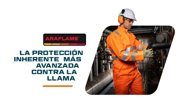 Logotipo de la colección Araflame y las palabras "último retardo de llama inherente" junto a una imagen de un trabajador con ropa protectora retardante de llama de color naranja y un casco blanco. Trabaja en una habitación con tubos y cables de acero. Se proporciona un enlace a nuestra colección Araflame.